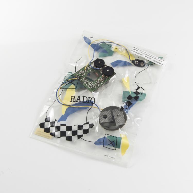 Hauptbild zu Objekt, 'Radio in Bag' radio, 1983, Inge Plastic f&uuml;r Anthologie Quartett, Bad Essen, 146A 133