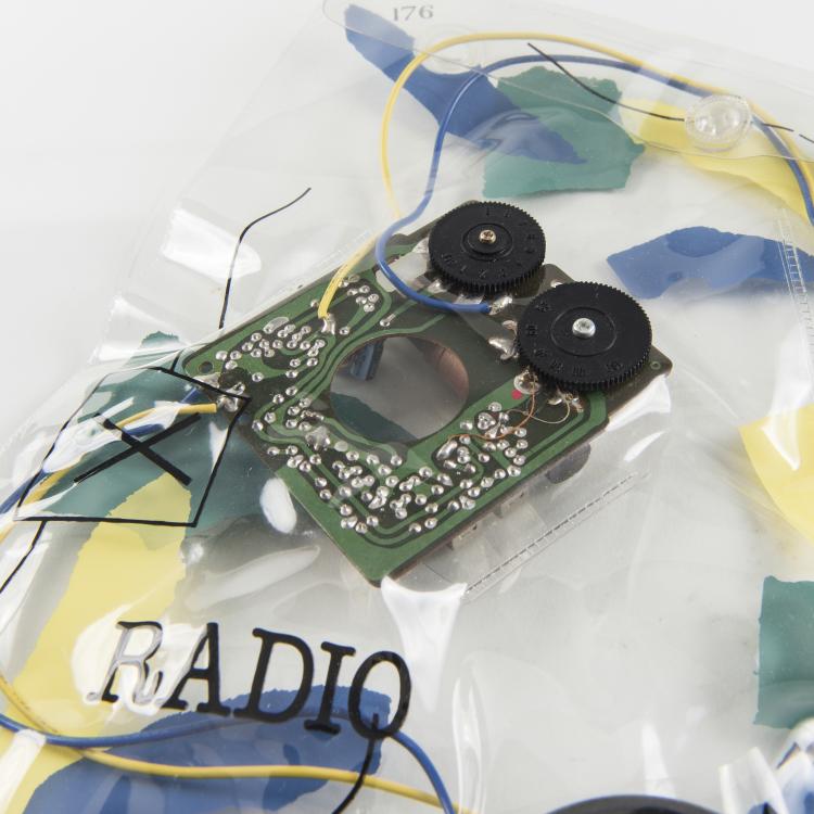 Bild 1 zu Objekt, 'Radio in Bag' radio, 1983, Inge Plastic f&uuml;r Anthologie Quartett, Bad Essen, 146A 133