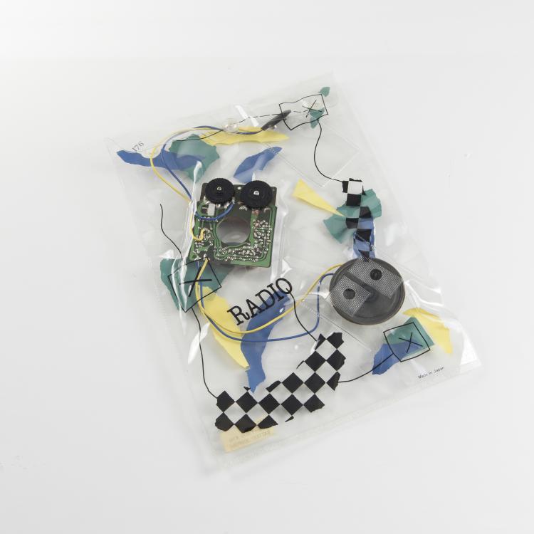 Hauptbild zu Objekt, 'Radio in Bag' radio, 1983, Inge Plastic f&uuml;r Anthologie Quartett, Bad Essen, 146A 134