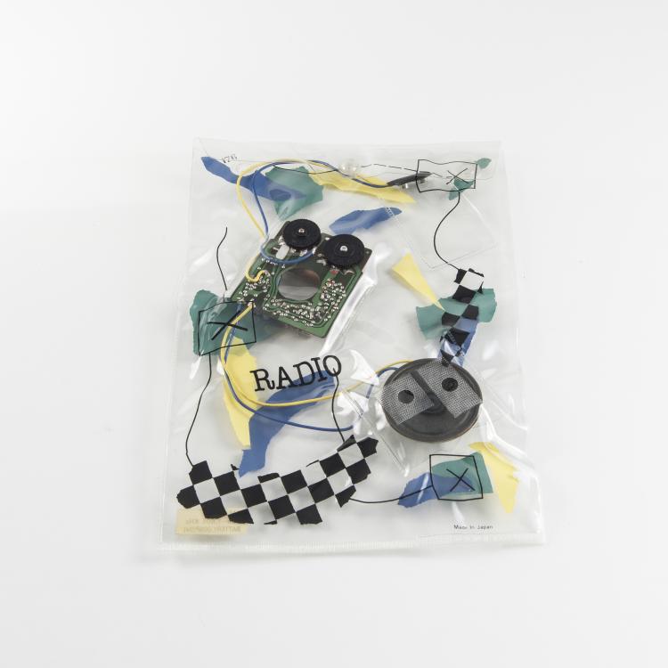 Bild 1 zu Objekt, 'Radio in Bag' radio, 1983, Inge Plastic f&uuml;r Anthologie Quartett, Bad Essen, 146A 134