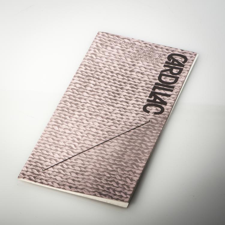 Hauptbild zu Objekt, Anstecknadel mit Einladungskarte f&uuml;r Galerie Cardillac, 1986, Herman Hermsen, 148B 433