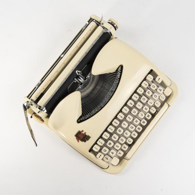 Bild 2 zu Objekt, Reiseschreibmaschine 'ABC', 1955, Koch's-Adler, Bielefeld, 146C 629