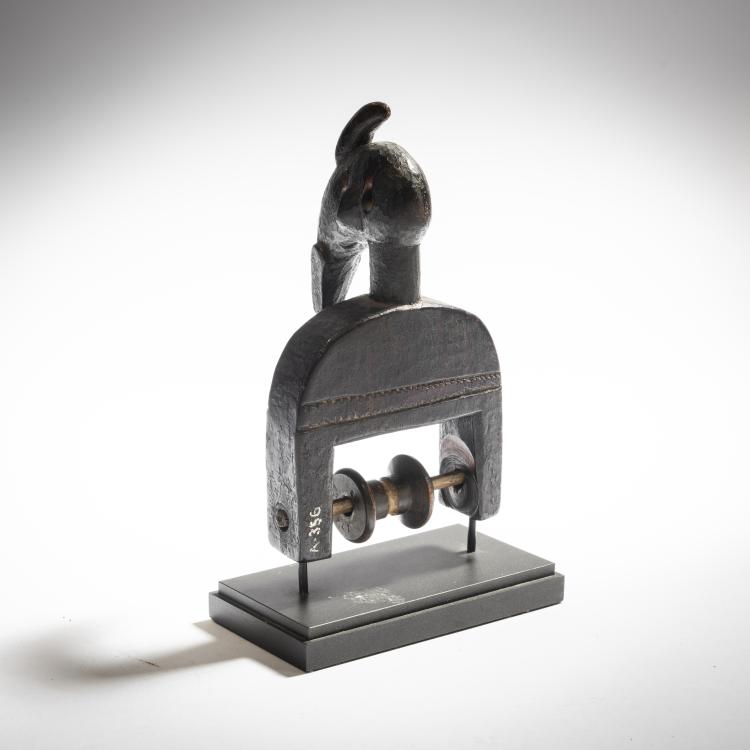 Bild 1 zu Objekt, Loom roll holder, Elfenbeink&uuml;ste, 151C 833