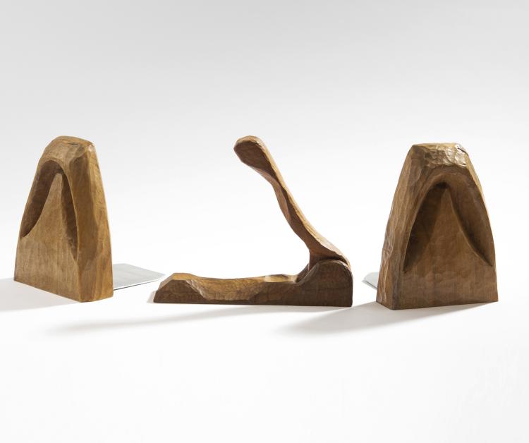 Hauptbild zu Objekt, Zwei anthroposophische Buchst&uuml;tzen, ein Nussknacker, wohl 1930er Jahre , Dornach, Kunstschnitzwerkstatt (zugeschrieben), 148A 203