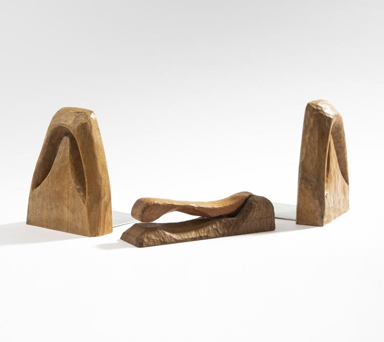 Bild 1 zu Objekt, Zwei anthroposophische Buchst&uuml;tzen, ein Nussknacker, wohl 1930er Jahre , Dornach, Kunstschnitzwerkstatt (zugeschrieben), 148A 203