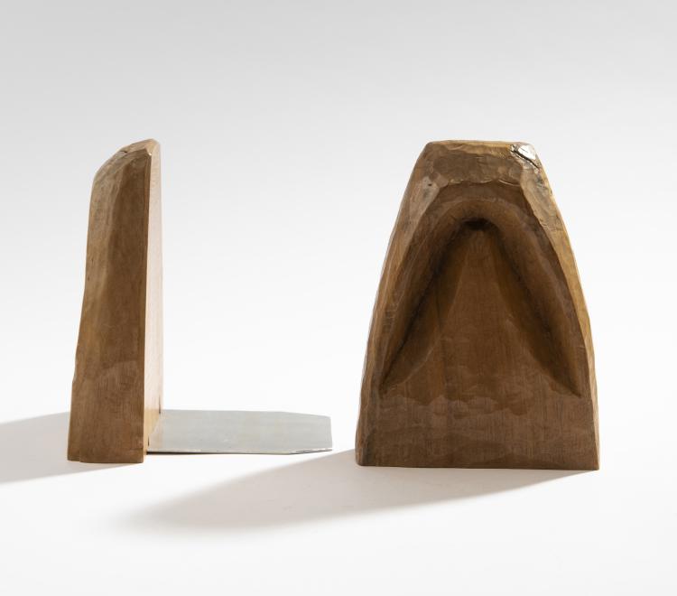 Bild 2 zu Objekt, Zwei anthroposophische Buchst&uuml;tzen, ein Nussknacker, wohl 1930er Jahre , Dornach, Kunstschnitzwerkstatt (zugeschrieben), 148A 203