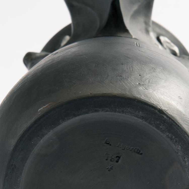 Bild 2 zu Objekt, Vase 'Fledermaus', um 1900, Hjorth's Terracottafabrik, R&ouml;nne (Bornholm), 147B 582