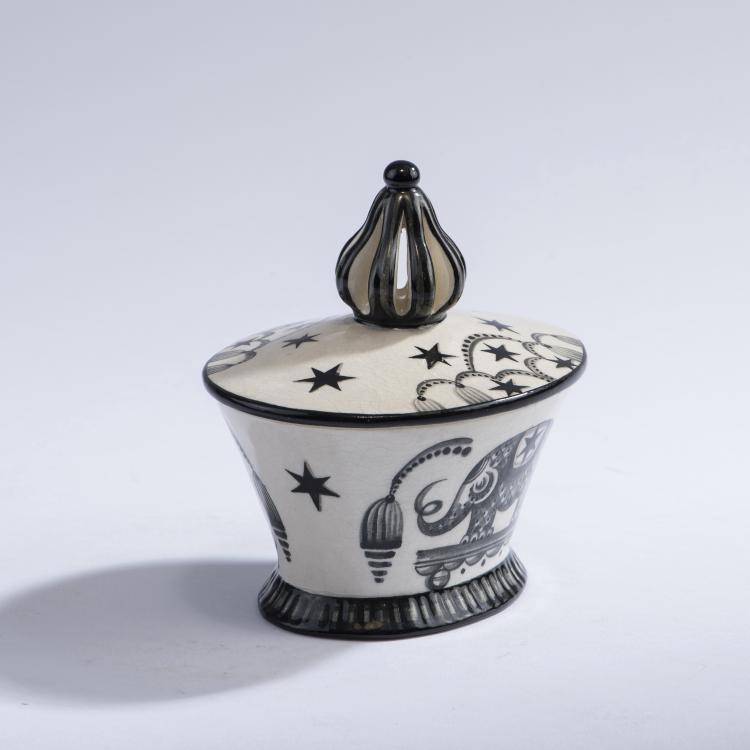 Bild 1 zu Objekt, Deckeldose mit Elefanten, um 1915/16, Vereinigte Wiener und Gmundner Keramik, 148A 77