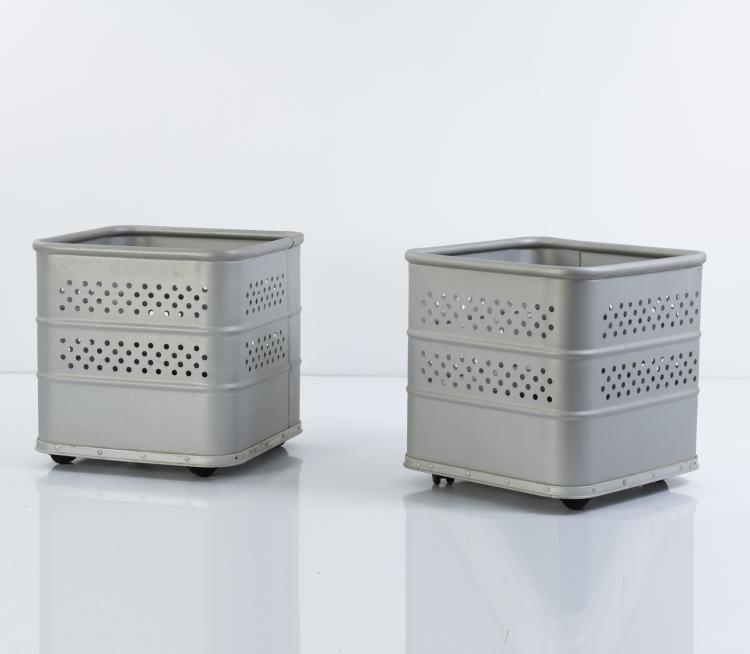 Bild 1 zu Objekt, Zwei Pflanzk&uuml;bel 'Portobello', 1980er Jahre, Zanotta, Mailand, 149A 257
