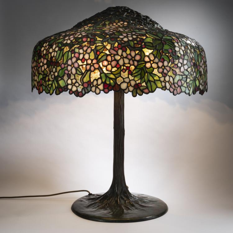 Hauptbild zu Objekt, 'Apple Blossom' table light, c. 1904, Louis C. Tiffany, Tiffany Studios, New York, 150B 325