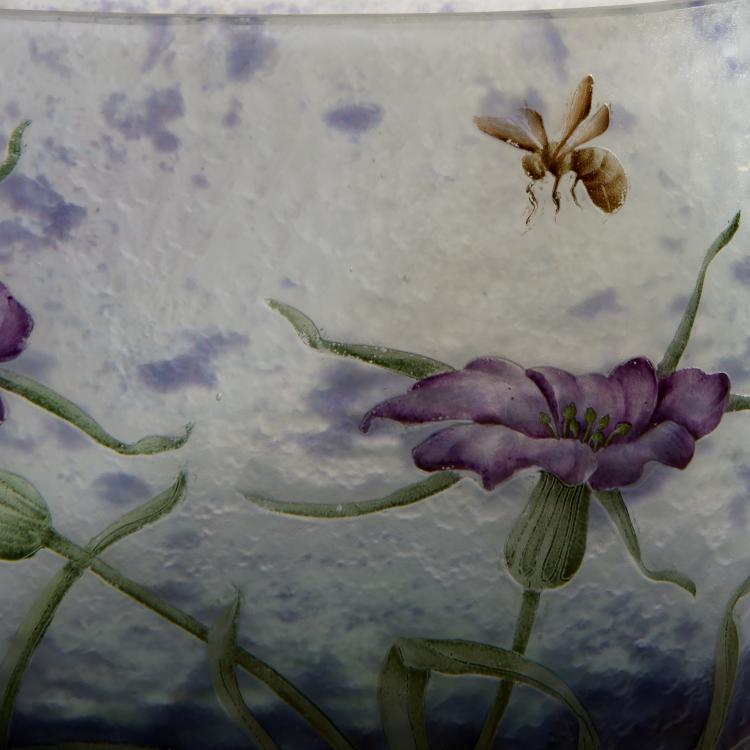 Bild 1 zu Objekt, 'Oeillets et Abeille' vase, 1905-10, Daum Fr&egrave;res, Nancy, 150B 135