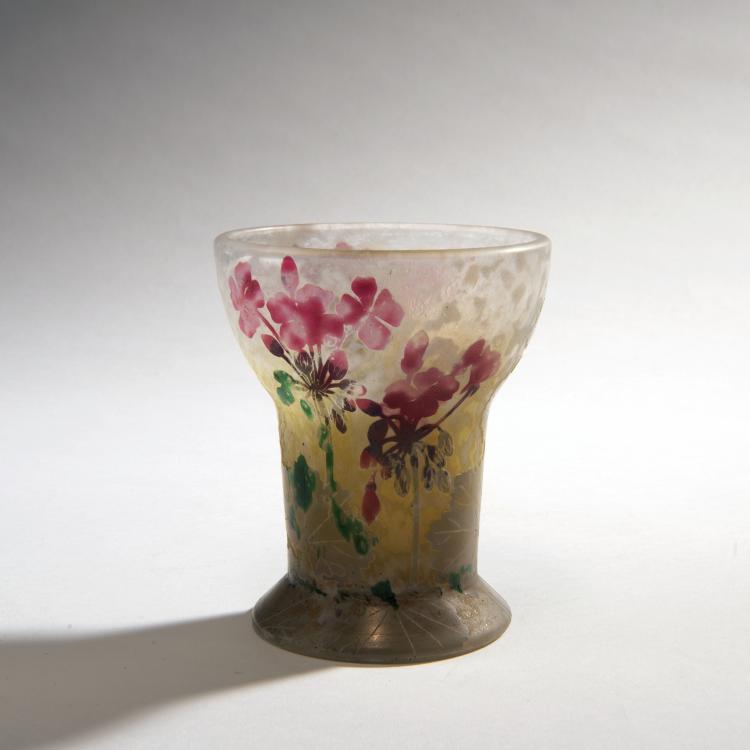 Hauptbild zu Objekt, 'G&eacute;raniums, P&acirc;te grise' vase, 1902, Daum Fr&egrave;res, Nancy, 150B 129