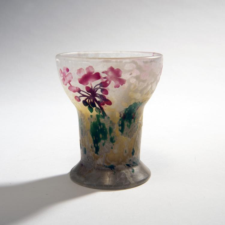 Bild 1 zu Objekt, 'G&eacute;raniums, P&acirc;te grise' vase, 1902, Daum Fr&egrave;res, Nancy, 150B 129