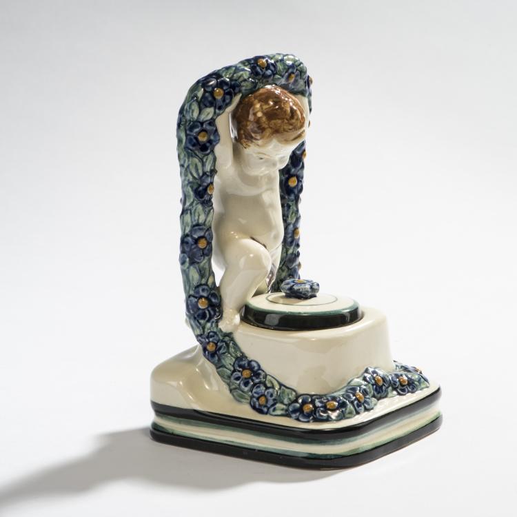 Bild 2 zu Objekt, Ink set with putto, 1911, Wilhelm S&uuml;s, Karlsruhe, Majolikamanufaktur, 150B 512