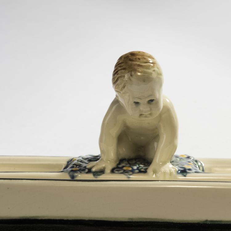 Bild 2 zu Objekt, Pen case, 1911, Wilhelm S&uuml;s, Karlsruhe, Majolikamanufaktur, 150B 513