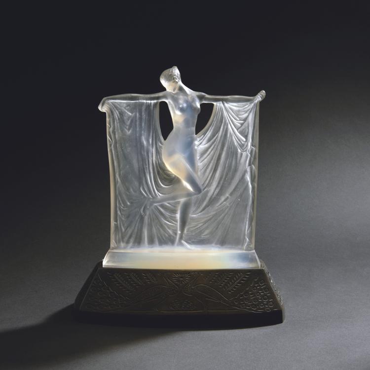 Hauptbild zu Objekt, 'Suzanne' table light, 1925, Ren&eacute; Lalique, Lalique, Ren&eacute;, Wingen-sur-Moder, 150A 36