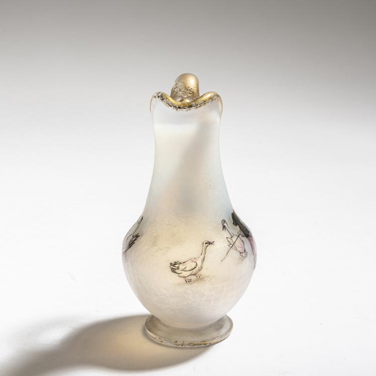 Bild 1 zu Objekt, Small jug 'La petite Gardeuse d&rsquo;oies' (The Goose Girl), 1898, Daum Fr&egrave;res, Nancy, 150B 120