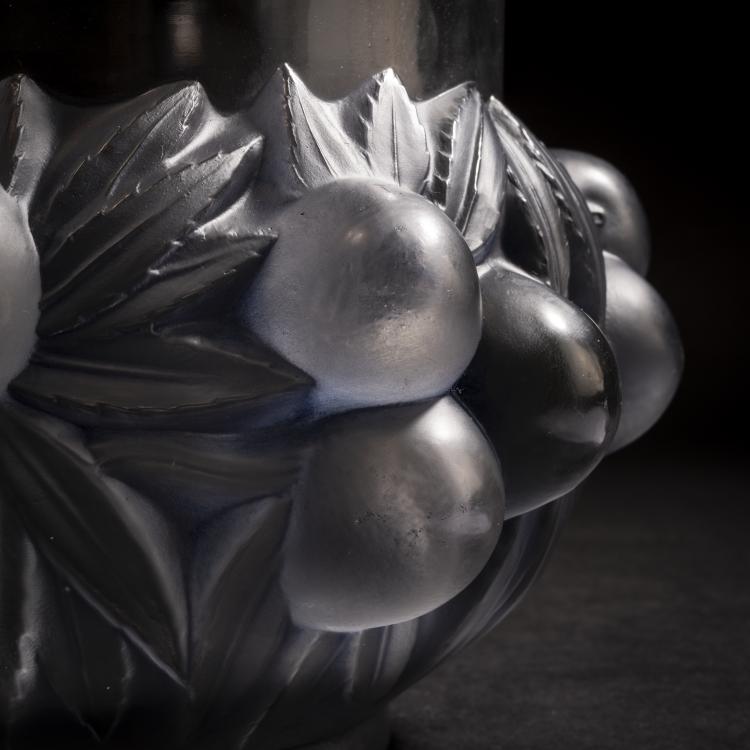 Bild 3 zu Objekt, 'Prunes' vase, 1930, Ren&eacute; Lalique, Lalique, Ren&eacute;, Wingen-sur-Moder, 150A 69