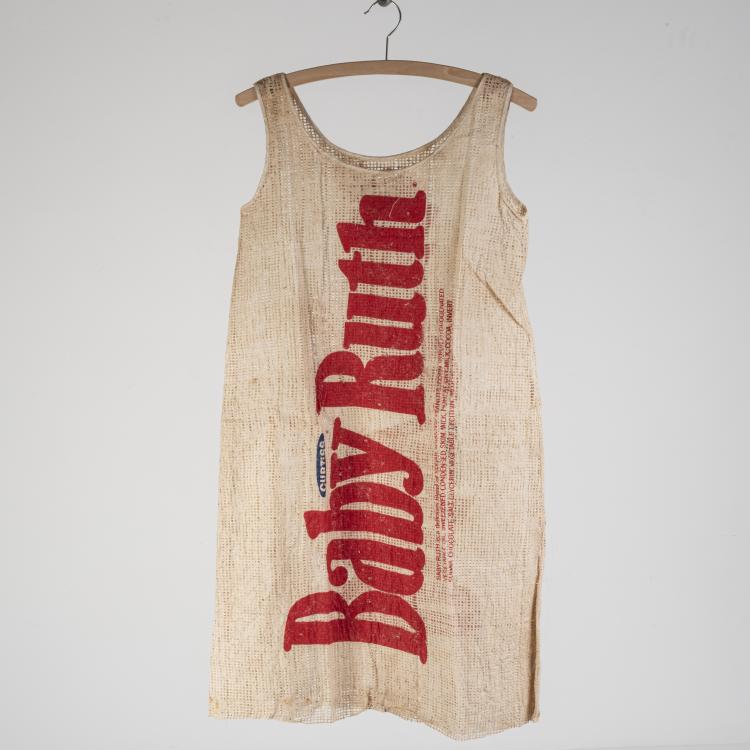 Hauptbild zu Objekt, 'Baby Ruth Paper Dress', 1969, Waste Basket Boutique by Mars of Mashville, N.C., 151C 761