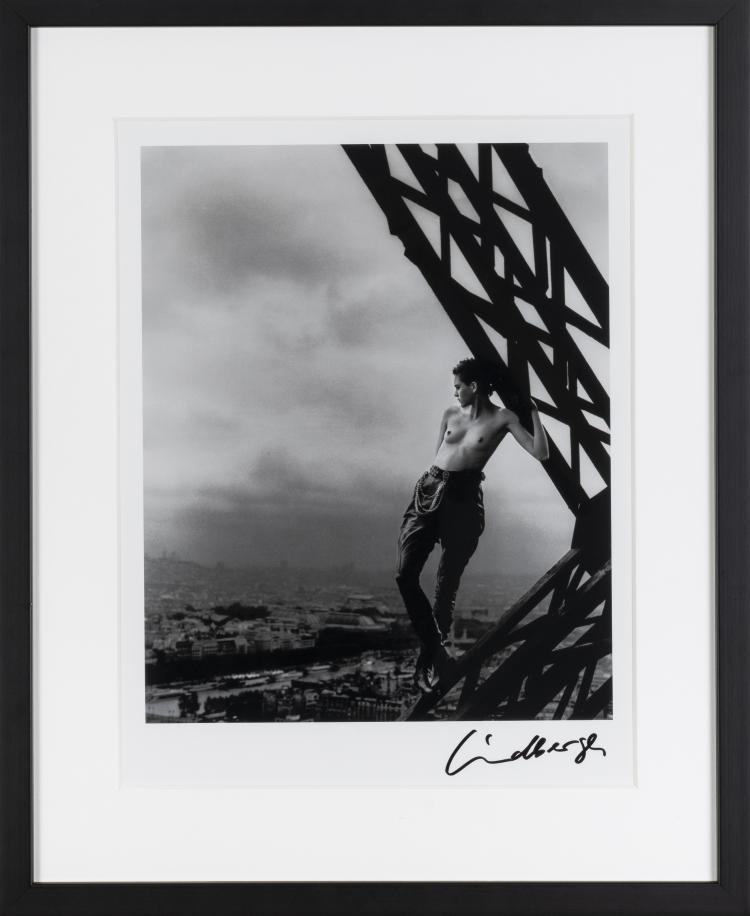 Hauptbild zu Objekt, 'Mathilda on Eiffel Tower', 1989, Peter Lindbergh, 151C 821