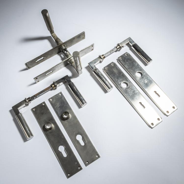 Hauptbild zu Objekt, Three pairs of lever handles with bezels, 1923, Walter Gropius, Engstfeld, Wilhelm, Heiligenhaus; Loevy, S.A., Berlin (zugeschrieben), 151A 23