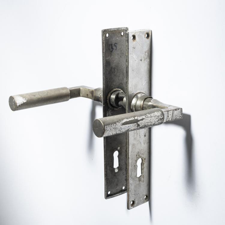 Bild 2 zu Objekt, Three pairs of lever handles with bezels, 1923, Walter Gropius, Engstfeld, Wilhelm, Heiligenhaus; Loevy, S.A., Berlin (zugeschrieben), 151A 23