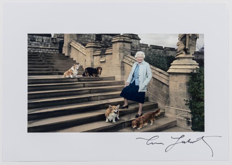 Hauptbild zu Objekt, 'Queen Elizabeth II on the steps of the East Terrace at Windsor Castle with corgi Willow, dorgi Vulcan, corgi Holly, and dorgi Candy, in April', 2016, 151C 820
