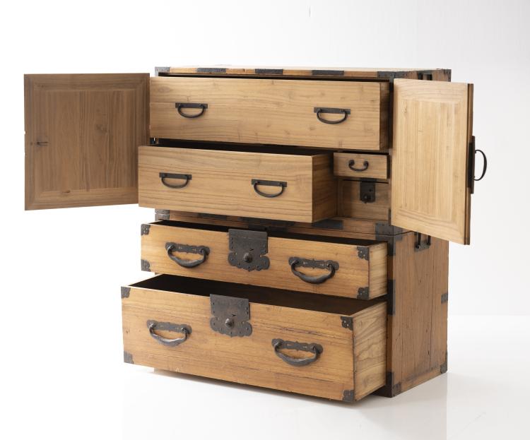 Bild 1 zu Objekt, 'Kannon-Biraki-Isho-dansu Tansu', chest of drawers, c. 1850, Japan, 151A 184