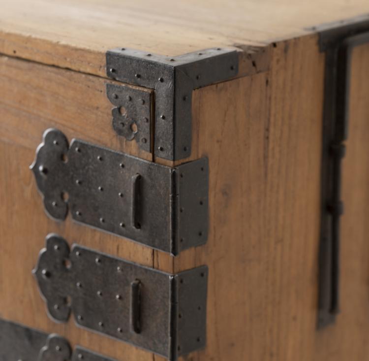 Bild 3 zu Objekt, 'Kannon-Biraki-Isho-dansu Tansu', chest of drawers, c. 1850, Japan, 151A 184