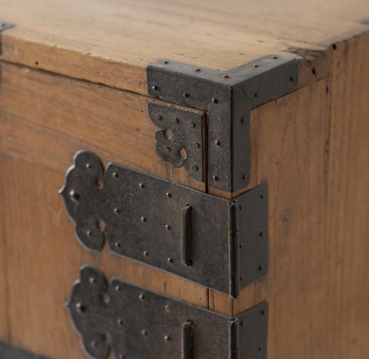 Bild 5 zu Objekt, 'Kannon-Biraki-Isho-dansu Tansu', chest of drawers, c. 1850, Japan, 151A 184