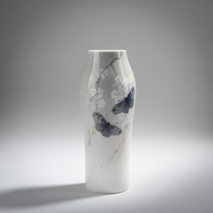 Hauptbild zu Objekt, Vase with butterflies, c. 1920, Kopenhagen, KPM, 153C 604