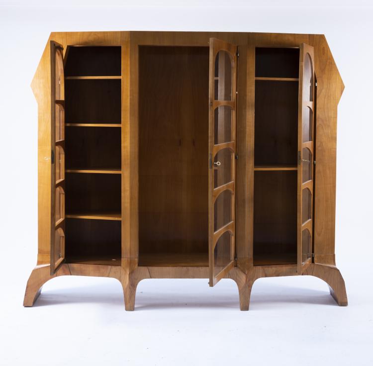 Bild 1 zu Objekt, Anthroposophischer Vitrinenschrank, um 1930, Felix Kayser,Rudolf Steiner (Umkreis), Schiller M&ouml;bel Stuttgart-Cannstadt (zugeschrieben)., 151A 34