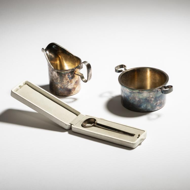 Bild 1 zu Objekt, Set of Sugar bowl, creamer, sugar tongs, c. 1975, Bertel Gardberg, Kultateollisuus Ky, Turku; Kultakeskus Oy, H&auml;meenlinna, 151B 480