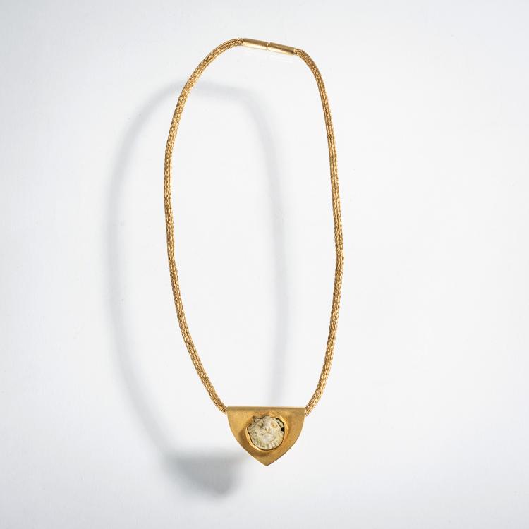 Hauptbild zu Objekt, Necklace, pendant with antique lion head, 2005, Claus Pohl, 154B 260