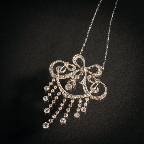 Art Nouveau pendant with chain, c. 1910