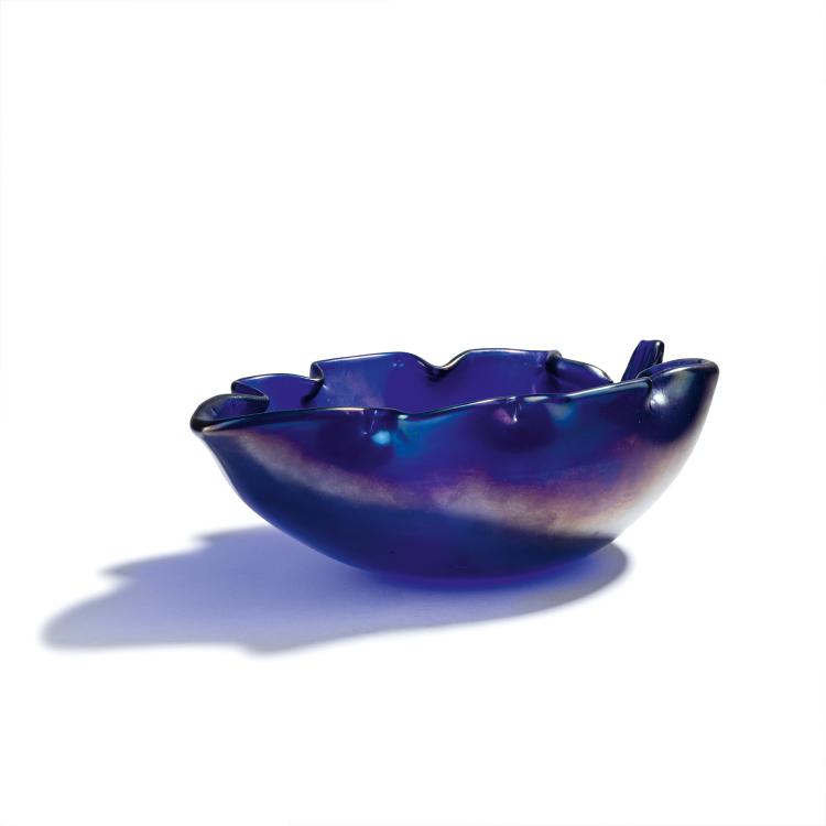 Hauptbild zu Objekt, 'Foglia iridato' bowl, c. 1937, Tyra Lundgren, Venini & C., Murano, 152C 628