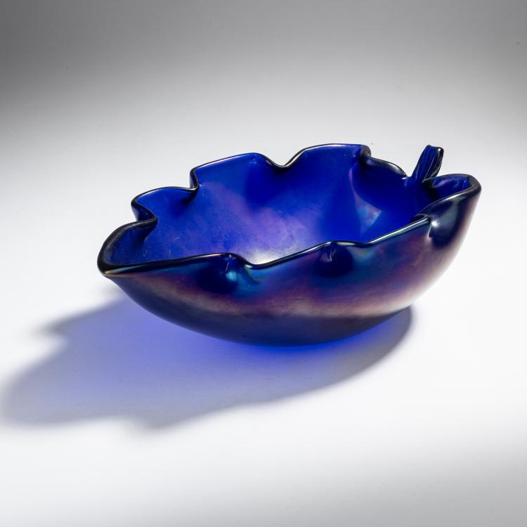 Bild 1 zu Objekt, 'Foglia iridato' bowl, c. 1937, Tyra Lundgren, Venini & C., Murano, 152C 628