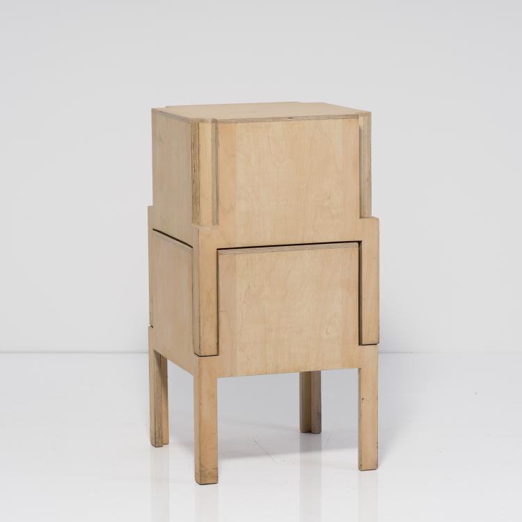 Bild 2 zu Objekt, Zwei Stapelhocker 'NF 33', 1985, Katsuhito Nishikawa, Nishikawa, Katsuhito; F&uuml;r M+R Fricke, D&uuml;sseldorf, 152B 581