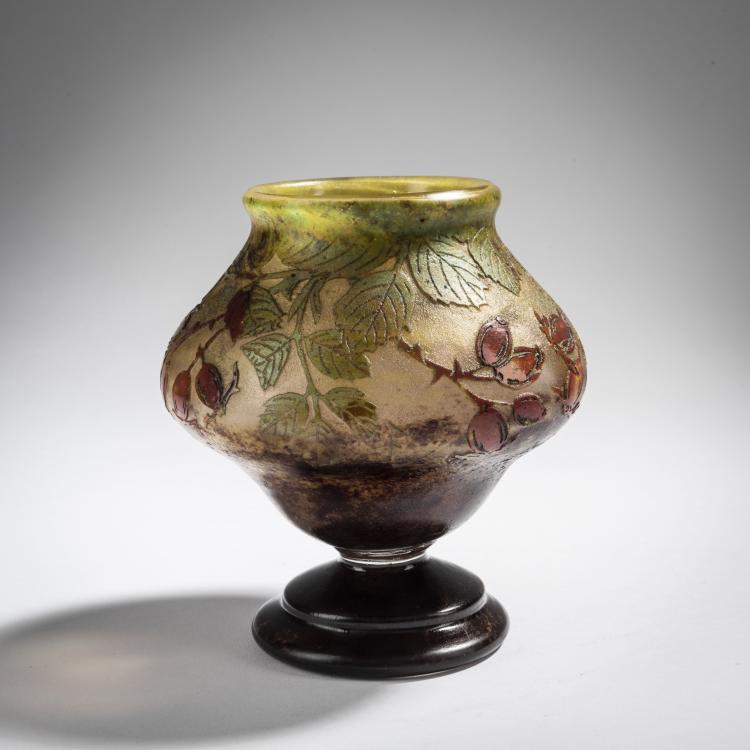 Bild 1 zu Objekt, Fu&szlig;vase 'Baies d'aub&eacute;pines', um 1910, Daum Fr&egrave;res, Nancy, 153B 149