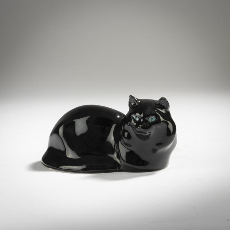 Hauptbild zu Objekt, Small cat, lying about, 1913/14, Eduard Klablena, Langenzersdorfer Keramik, 153C 531