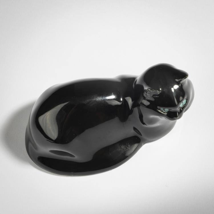 Bild 2 zu Objekt, Small cat, lying about, 1913/14, Eduard Klablena, Langenzersdorfer Keramik, 153C 531