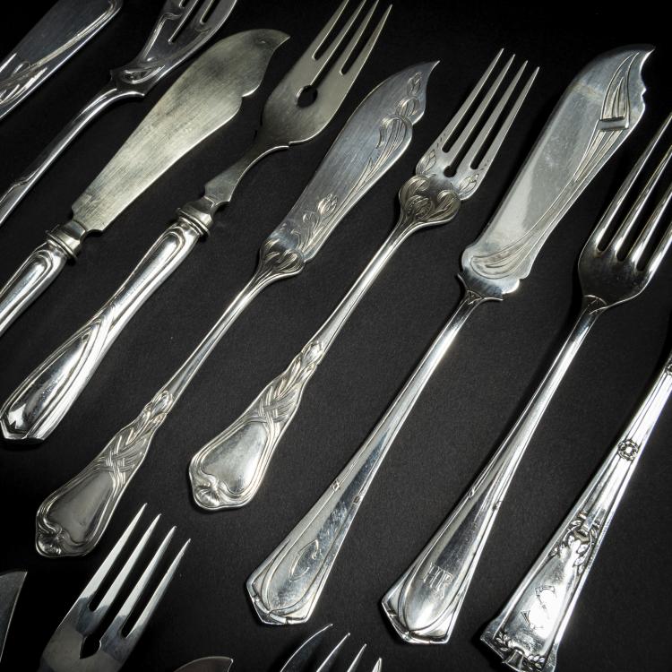 Bild 2 zu Objekt, Ten fish sets, c. 1900-1910, Hans Christiansen,Heinrich Vogeler, Bahner, Franz, D&uuml;sseldorf; Bruckmann & S&ouml;hne, Heilbronn; Koch & Bergfeld, Bremen; Konejung, Hermann, Solingen; Vereinigte Silberwarenfabriken, D&uuml;sseldorf; Wilkens & S&ouml;hne, Bremen; Wurm, Hermann & Franz, Braunschweig (wohl), 153C 686