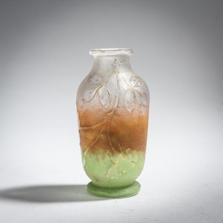 Bild 1 zu Objekt, Kleine Vase 'Eglantine et papillon', um 1898, Daum Fr&egrave;res, Nancy, 153B 104
