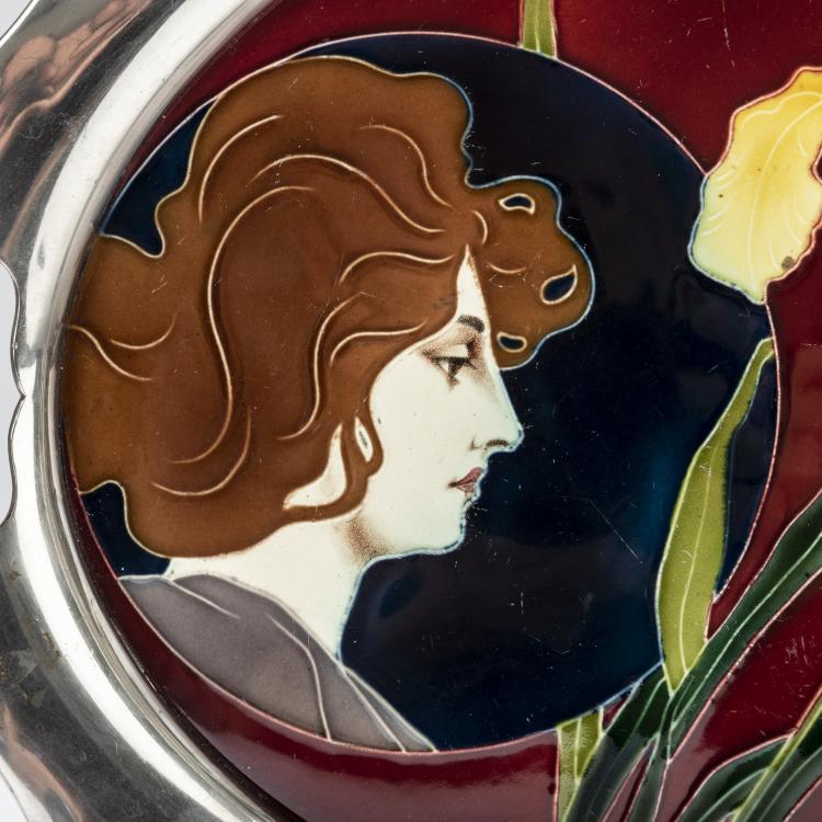 Bild 1 zu Objekt, 'Female profile' tray, c. 1900, Carl Sigmund Luber, Schwarz, J. von, N&uuml;rnberg, 153C 579