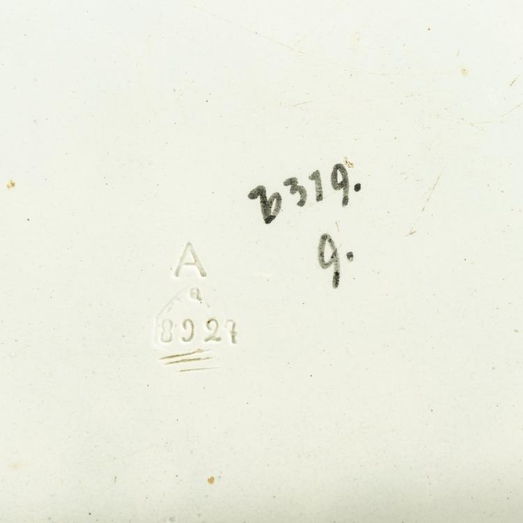 Bild 3 zu Objekt, 'Female profile' tray, c. 1900, Carl Sigmund Luber, Schwarz, J. von, N&uuml;rnberg, 153C 579