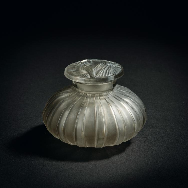 Hauptbild zu Objekt, Flakon 'A C&ocirc;tes, Bouchon Papillons', 1911, Ren&eacute; Lalique, Lalique, Ren&eacute;, Combs-la-Ville, 153A 1