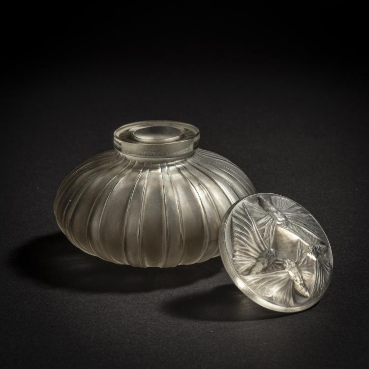 Bild 1 zu Objekt, Flakon 'A C&ocirc;tes, Bouchon Papillons', 1911, Ren&eacute; Lalique, Lalique, Ren&eacute;, Combs-la-Ville, 153A 1