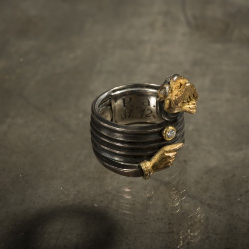 Figürlicher Ring mit Hand und Taube, 1982