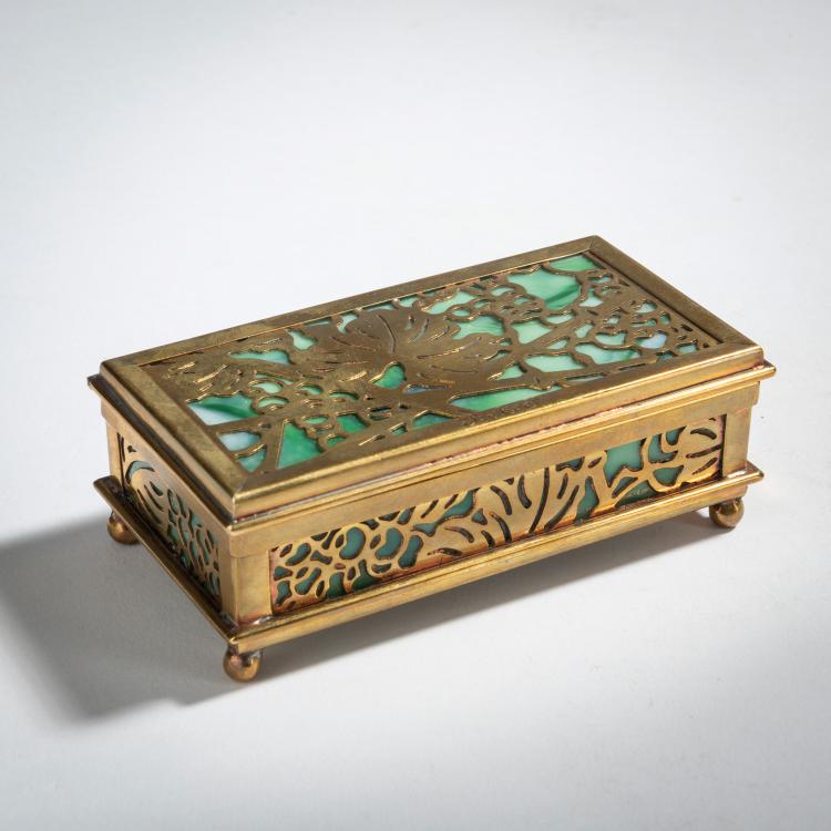 Hauptbild zu Objekt, 'Grapevine' stamp box, c. 1920, Tiffany Studios, New York, 153C 661