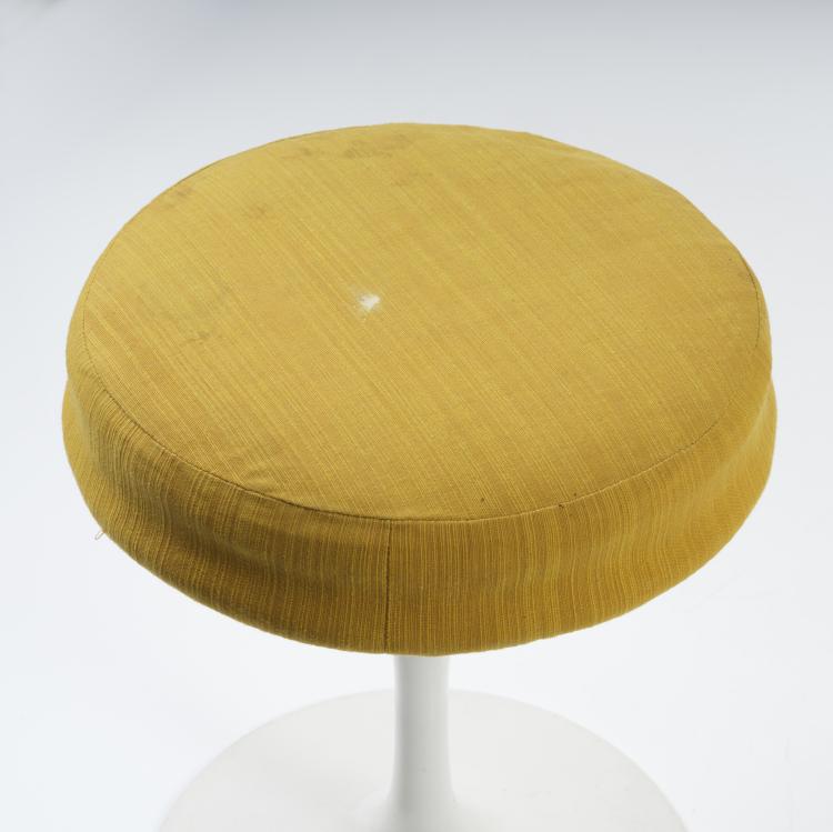 Bild 5 zu Objekt, Dining table 'Tulip' - '173' with three chairs '150', '151', and four stools '152', 1956, Eero Saarinen, Knoll International, New York, 154A 163